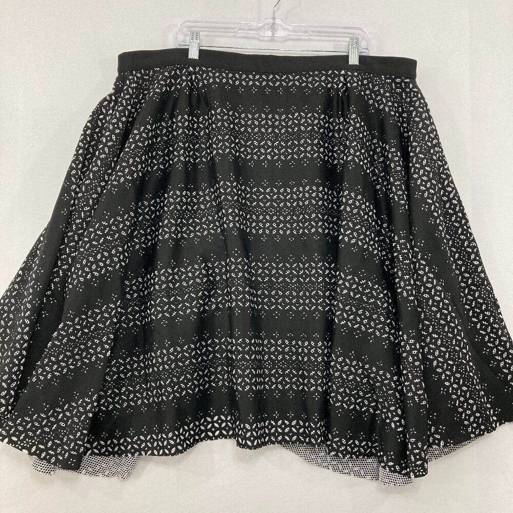 Marc Bouwer size 2X Black White‎ Geometric Artsy Laser Cut Layered Pull-on Skirt